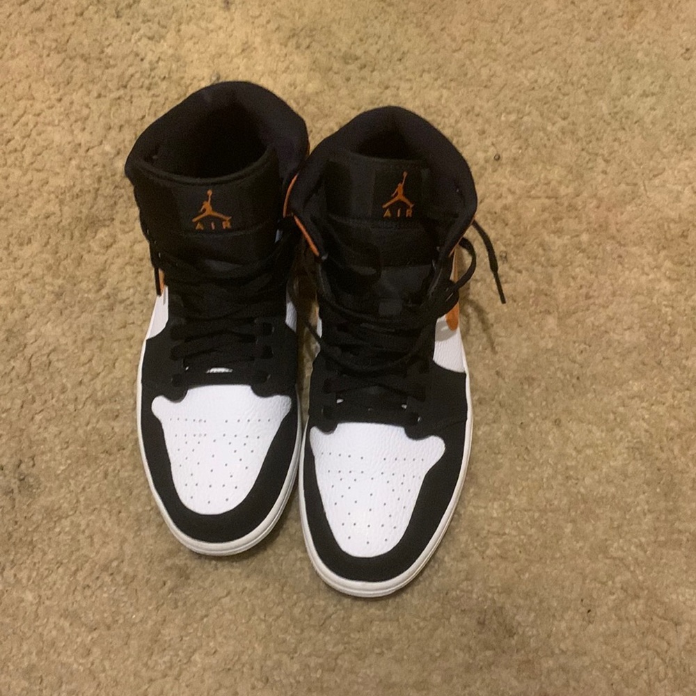 I’m Selling Air Jordan 1 mid shattered